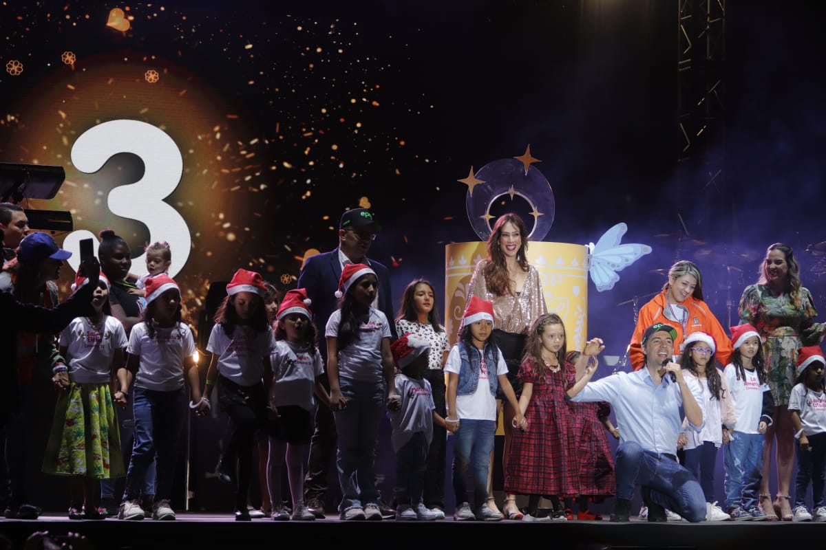 jaaacarrillo's tweet photo. Con la magia de ENCANTO de Disney, de Sebastian Yatra, Carolina Gaitán y sobretodo de los habitantes de Medellín, @EPMestamosahi encendió oficialmente los #AlumbradosEPM para el disfrute de Antioquia, Colombia y el Mundo entero.
#MedellínEncantaEnNavidad https://t.co/2KyAoAgKUi