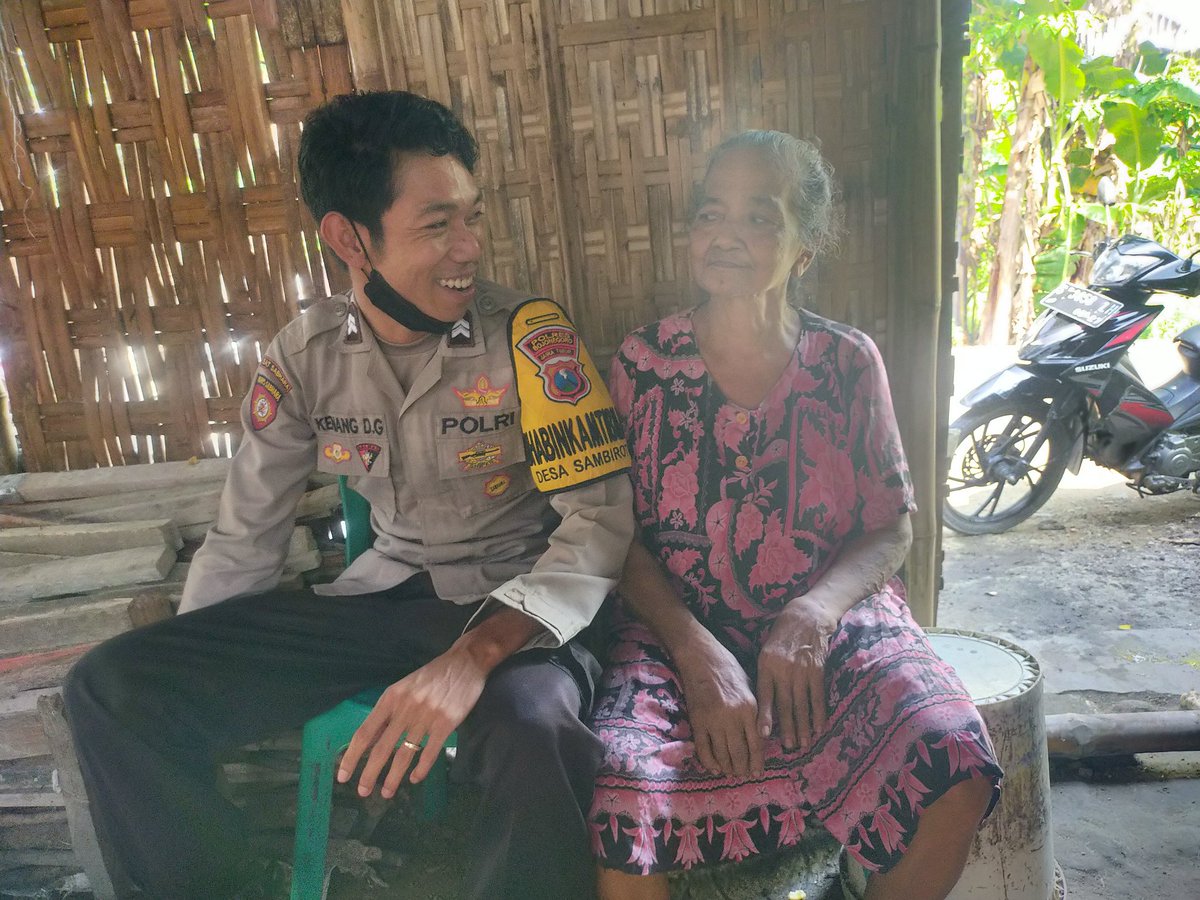 Kenang_Dwi's tweet photo. Bhabinkamtibmas desa Sambiroto Polsek Kapas Polres Bojonegoro melaksanakan sambang ke warga desa dengarkan keluhan warga dan sampaikan pesan Kamtibmas
Kapolres Bojonegoro
#BojonegoroPresisi 
#maturpakkapolres
#polripresisi 
#polripresisi2022 
#binmas_polri 
#binmaspoldajatim https://t.co/vfl22kdFki