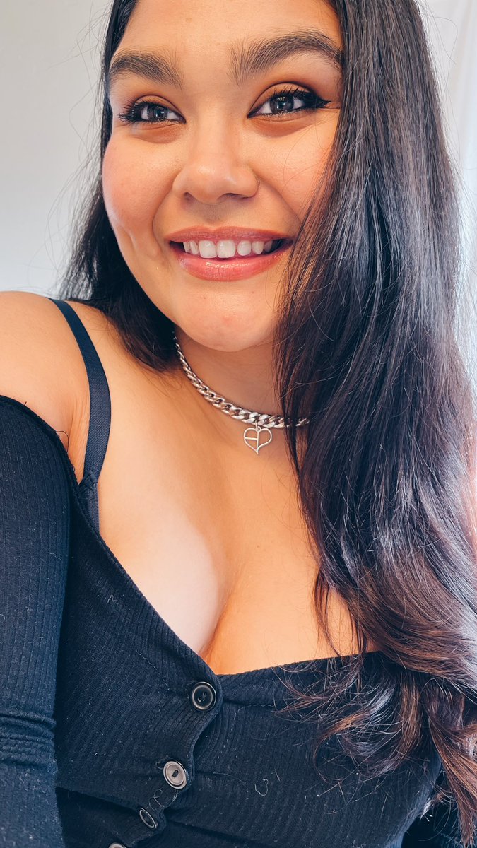lexviiv's tweet photo. this is giving off high school senior portrait energy but whatever, I look cute af. 👩🏻‍🎓 https://t.co/OgDbEUOPVA