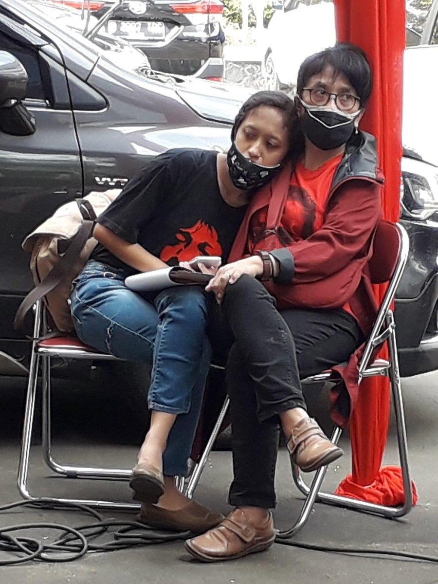 Dandhy_Laksono's tweet photo. Bersama ribuan warga negara korban pembunuhan politik dan kejahatan kemanusiaan, dari Aceh hingga Papua, selama 18 tahun Suciwati dan putra putrinya menunggu keadilan atas kasus Munir.

Selamat ulang tahun, Cak
(8 Des 1965 - 7 Sep 2004) https://t.co/J6an6iZYft