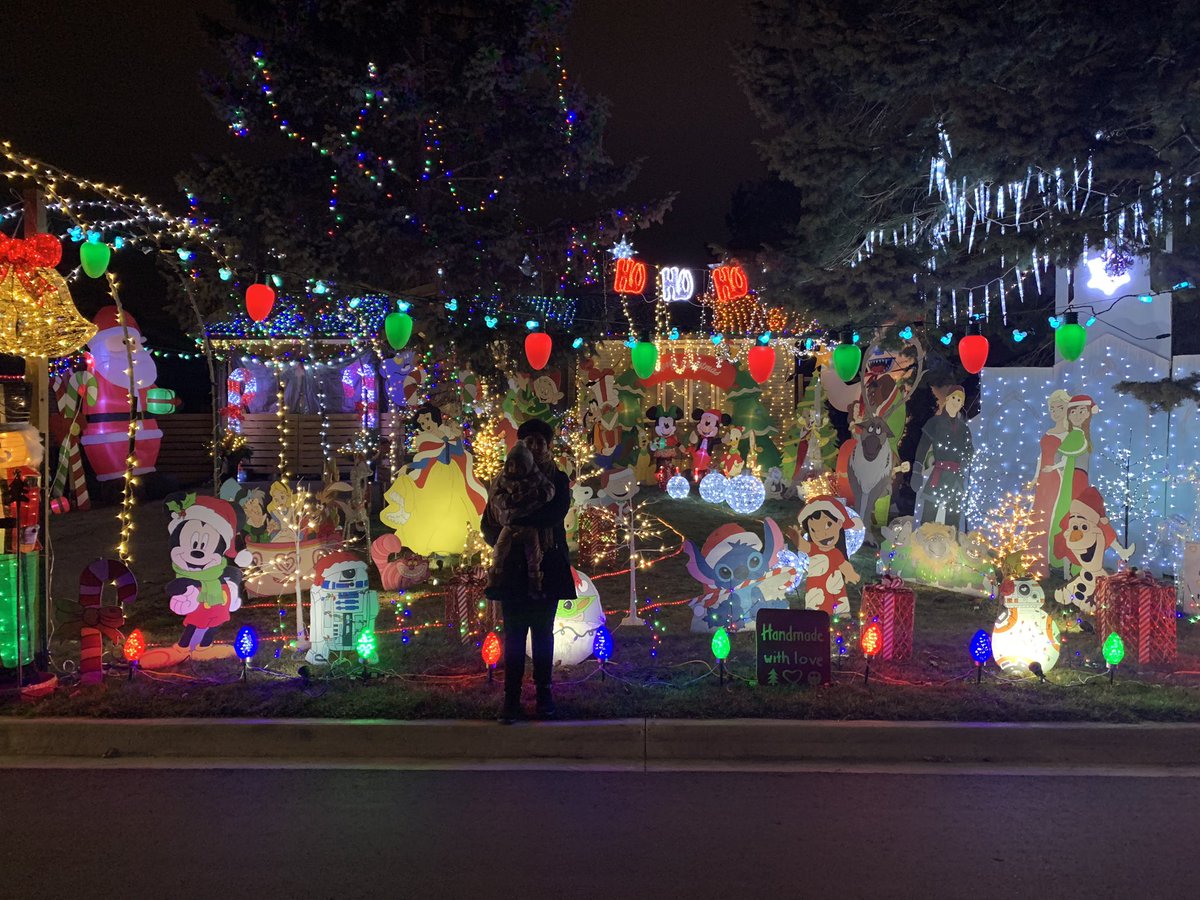 KarimaVelji's tweet photo. Look at these decked out homes in Durham. Zoya is in awe with all the lights and festivities. Stunning #Christmas #SeasonOfJoy #DaysOfSignificance https://t.co/lNOV26Kqh0