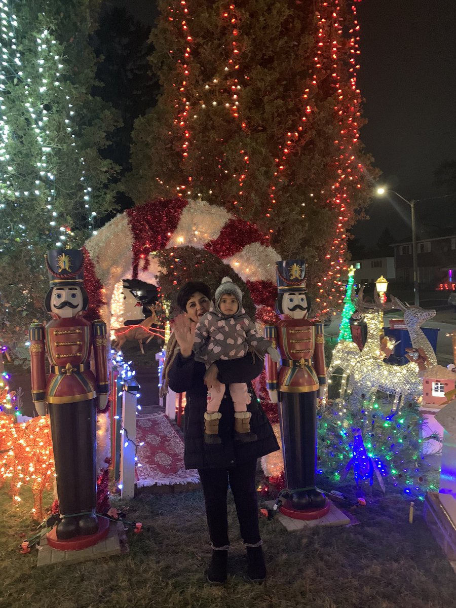 KarimaVelji's tweet photo. Look at these decked out homes in Durham. Zoya is in awe with all the lights and festivities. Stunning #Christmas #SeasonOfJoy #DaysOfSignificance https://t.co/lNOV26Kqh0