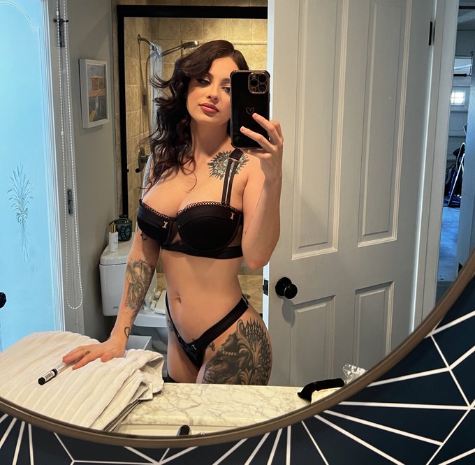 Going live in an hour to cook dinner for you 💋 Tonight we&rsquo;re making Lasagna Soup 🍲 https://t.co/sR8G