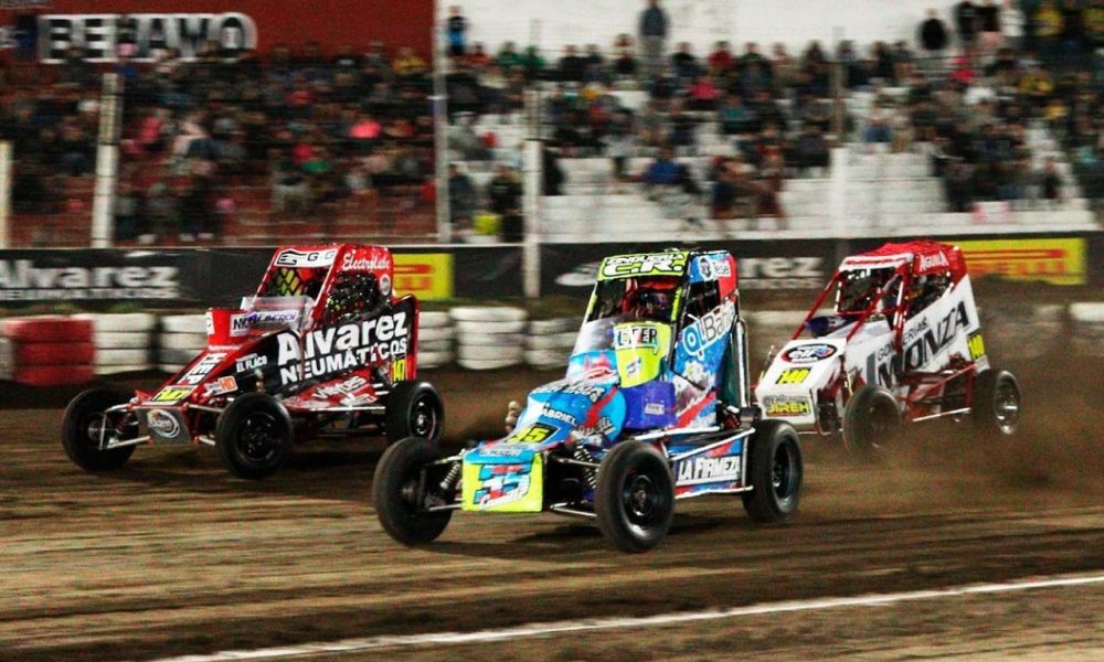 labrujula24's tweet photo. Estival de midgets: Vallejos se aferra con fuerza a la punta del campeonato https://t.co/EAeogh1m7W #Deportes #circuitohéctorevaristoplano #lucianovallejos #showmidget https://t.co/IgcKT9M9G0