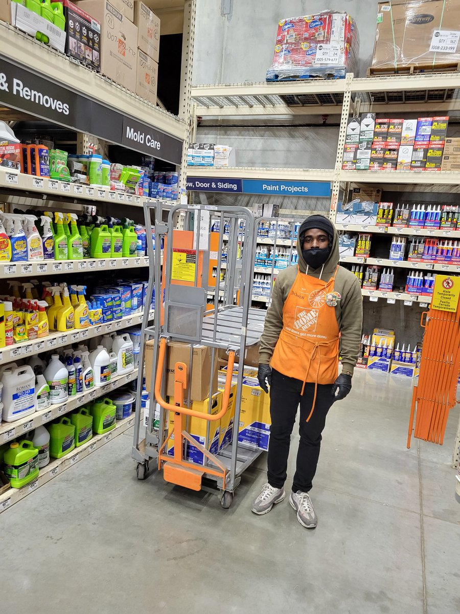 achileman23's tweet photo. To truly appreciate someone is to walk a mile in their shoes. 1948 closing associates showing freight appreciation by helping work tonight's truck alongside their overnight brothers and sisters. #freightappreciationweek #thehomedepot https://t.co/Yg6GgZ40bI