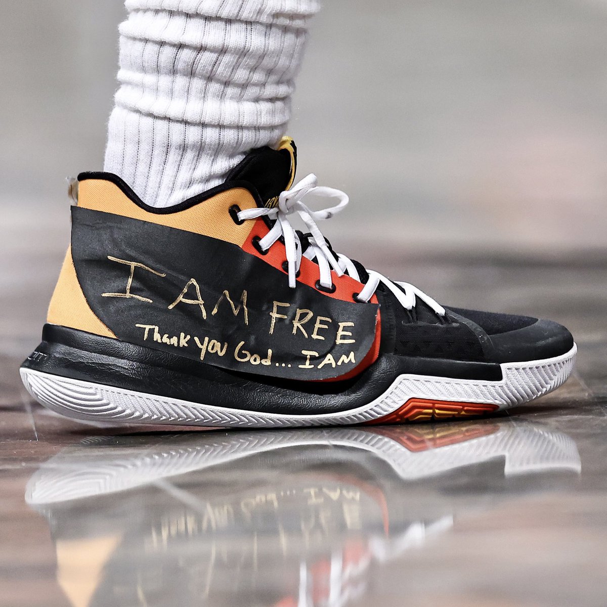 nicekicks's tweet photo. Kyrie Irving wrote “I AM FREE” and “LOGO HERE” over the Swoosh on his shoes in his first game after splitting with Nike 😳 https://t.co/Vc3itXCgXW