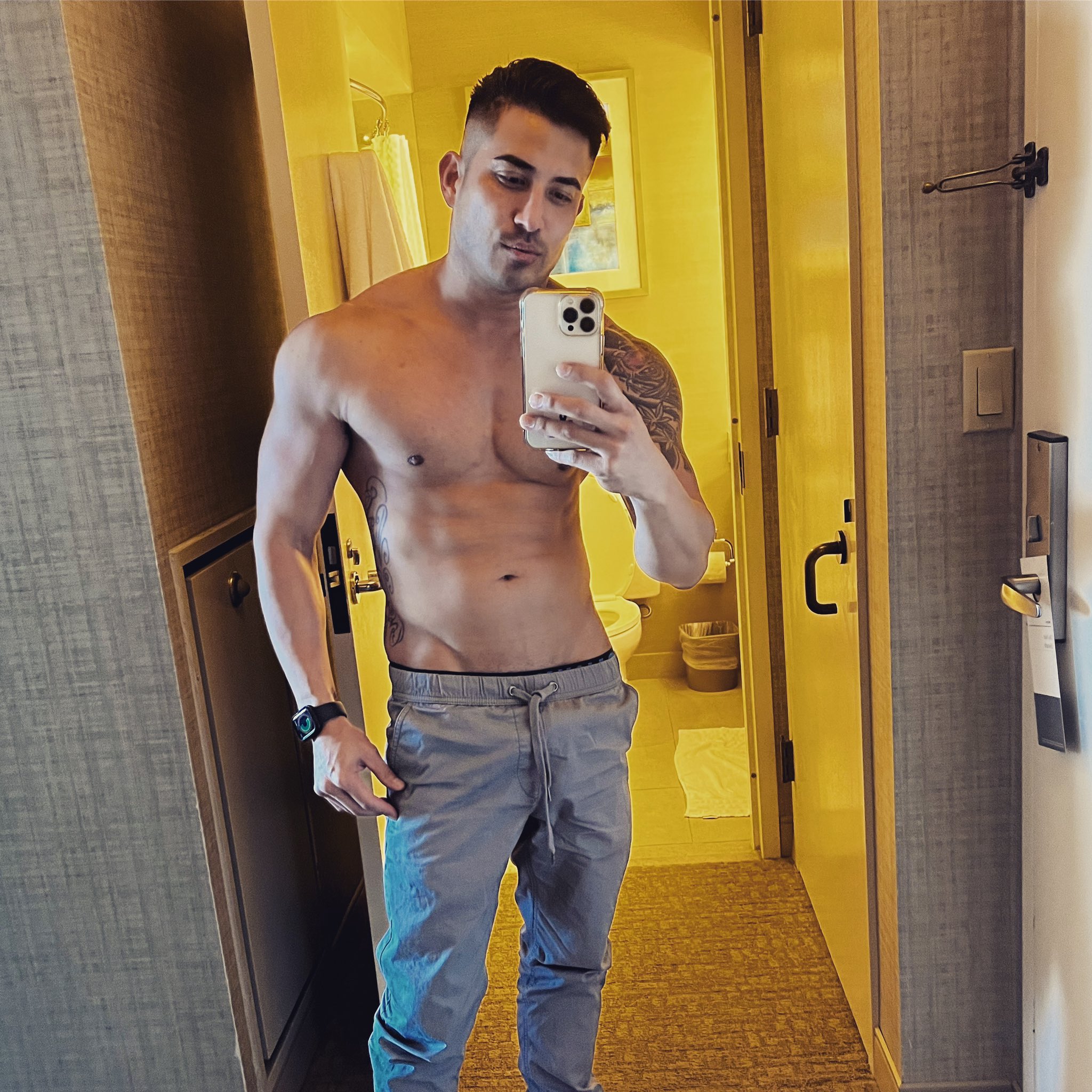Who’s coming out tonight to Cochino. 43 6th St. SF 🐷😈 https://t.co/gMCehxQgHO