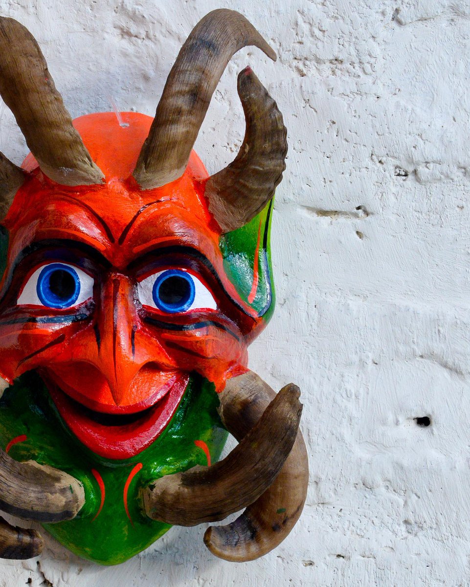 MakiFairTrade's tweet photo. Las máscaras de diablos representan un gran símbolo de resistencia. Las civilizaciones ancestrales elaboraban de múltiples materiales, con el fin de ahuyentar a los colonizadores y proteger sus tierras.👹
Solicita nuestro catálogo de máscaras talladas en madera 📲 
#Somosmaki https://t.co/qOjYxq1yuy
