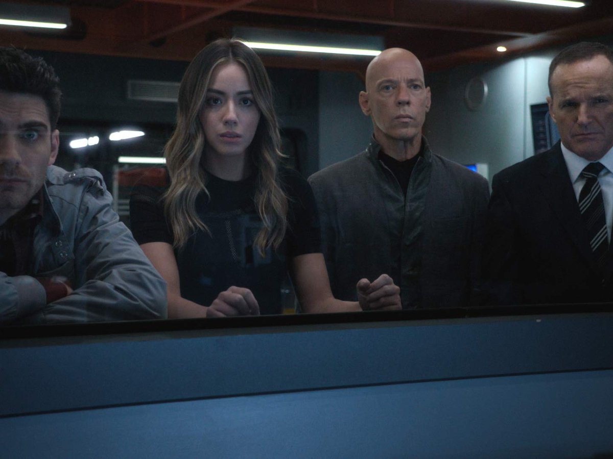 MaosBrazil's tweet photo. "É amado entre os fãs, as temporadas 2-7 tem mais de 90% no Rotten Tomatoes, incluindo três com 100% de aprovação crítica. Mas o valor de #AgensofSHIELD para a franquia (Marvel) vai além de ser algo apreciado e bem feito." - CBR sobre o fim de Agents of SHIELD https://t.co/Q0IqpLnqqF