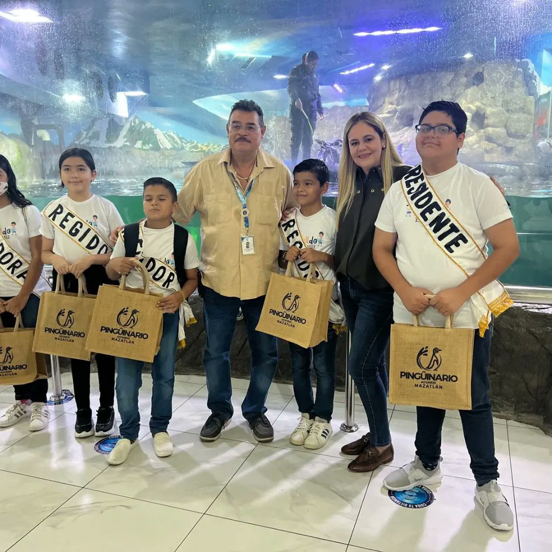 DIFMazatlan's tweet photo. Integrantes del Cabildo Infantil 2022 visitaron el Acuario Mazatlán acompañados por María Teresa Apodaca Muñoz, presidenta de DIF Mazatlán, donde además de recibir sorpresas, disfrutaron de los pingüinos y lobos marinos. https://t.co/GjX3JzkagG