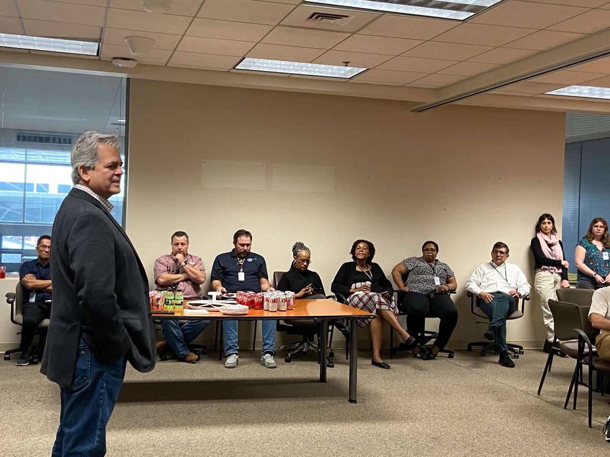 We’re wrapping up one of Mayor Adler’s last trips to AUS as mayor. He came out today to thank our department & staff for their commitment and work at AUS. Especially during our busiest year e v e r. Thanks for the visit and your continued support over the years 💙@austintexasgov