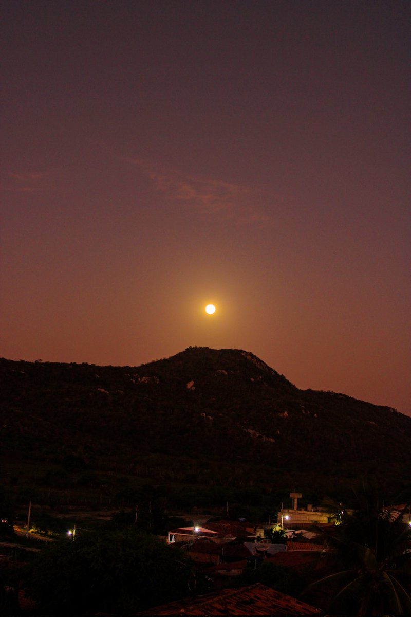 hayannenb's tweet photo. Humildade galera, pois até o sol com toda sua grandeza se põe e deixa a lua brilhar! 📸🌕♥️✨
#fotografia #lua #interior #paraíba #alcantil https://t.co/RfMF4ofKx2