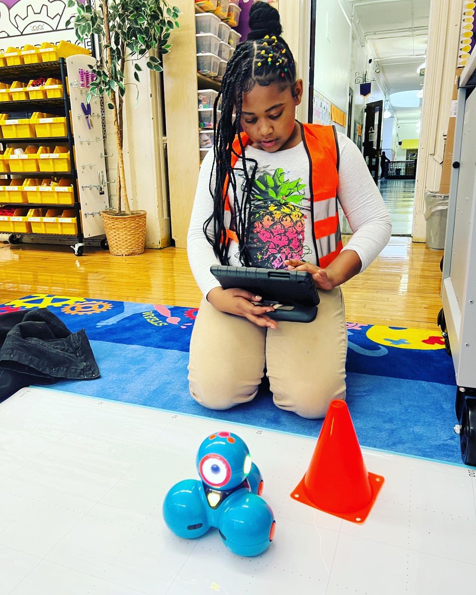 bk_sawyer's tweet image. Driving School for Dash Robots started today in the #STEAM room! @bellevue_es @RPS_Schools #CSEdWeek2022 #CSEdWeek #csed #HourofCode #coding