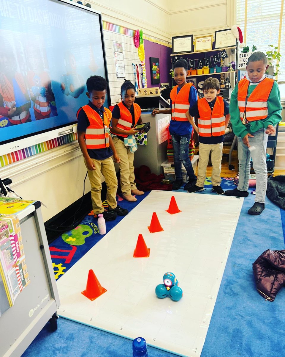 bk_sawyer's tweet image. Driving School for Dash Robots started today in the #STEAM room! @bellevue_es @RPS_Schools #CSEdWeek2022 #CSEdWeek #csed #HourofCode #coding