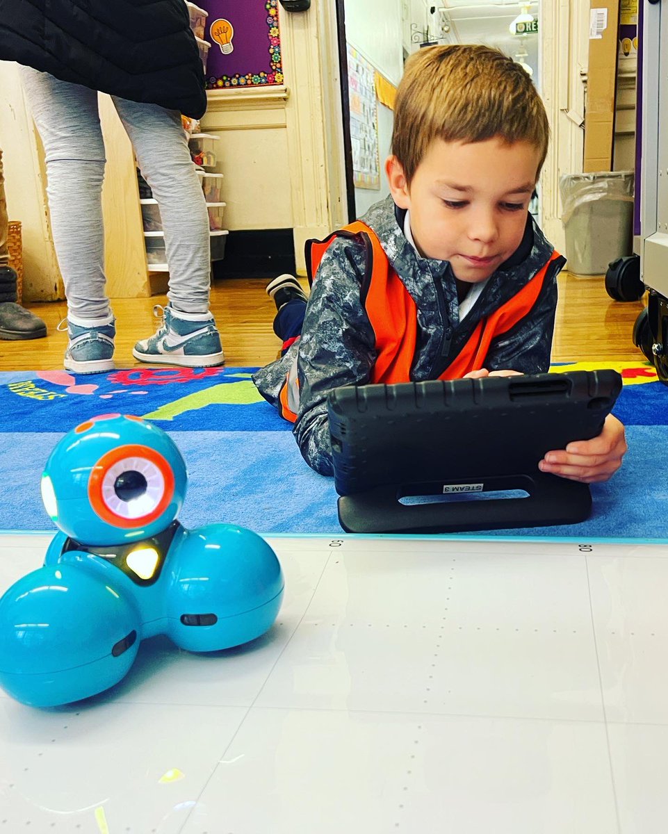 bk_sawyer's tweet image. Driving School for Dash Robots started today in the #STEAM room! @bellevue_es @RPS_Schools #CSEdWeek2022 #CSEdWeek #csed #HourofCode #coding