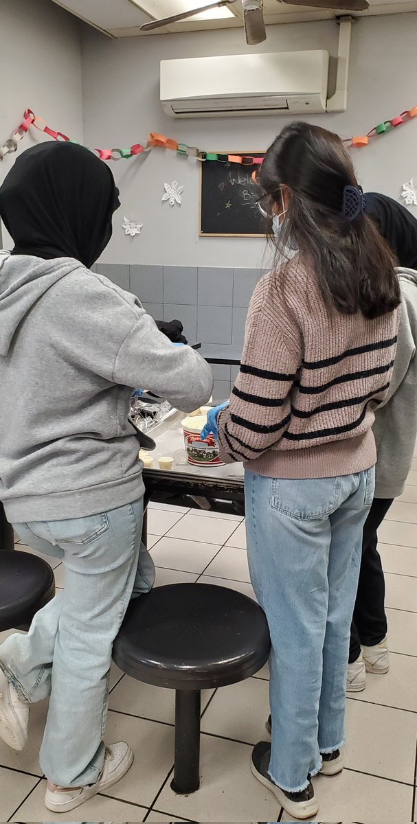 MissS_Classroom's tweet photo. R7A had an amazing experience volunteering at @sghottawa today! They made cards, decorated the dining hall, prepared breakfast, and made sandwiches for the clients.
I loved seeing them work so hard together for an amazing organization! 🧡🥪👏🏻💫 https://t.co/bh0sFk660V
