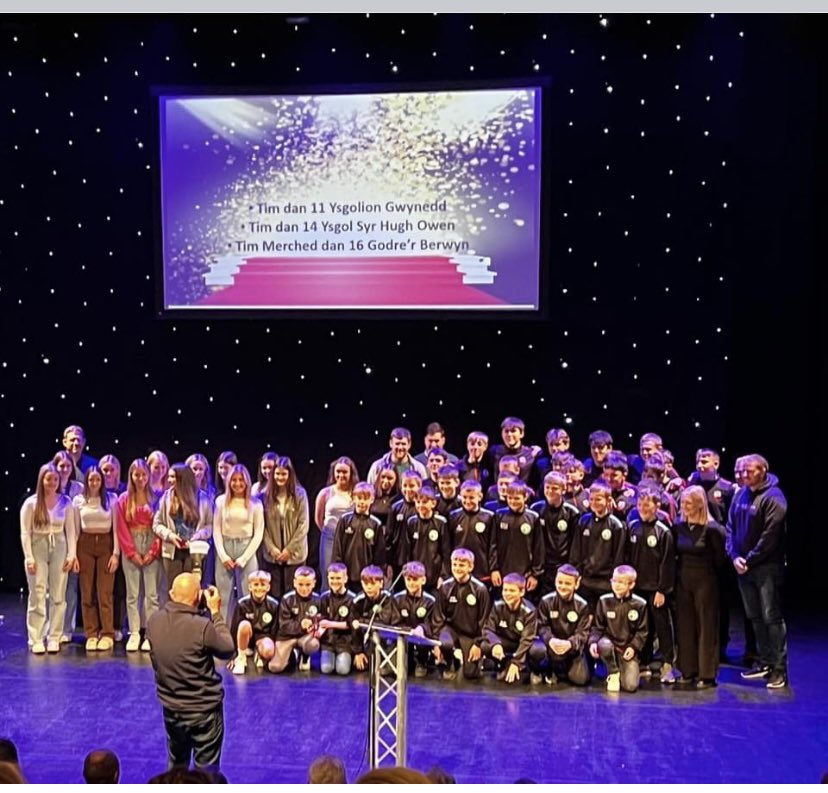 Llongyfarchiadau mawr i dîm dan 16 merched Godre’r Berwyn - rydym yn falch iawn ohonoch genod. Tîm Ieuenctid y Flwyddyn 🌟🌟