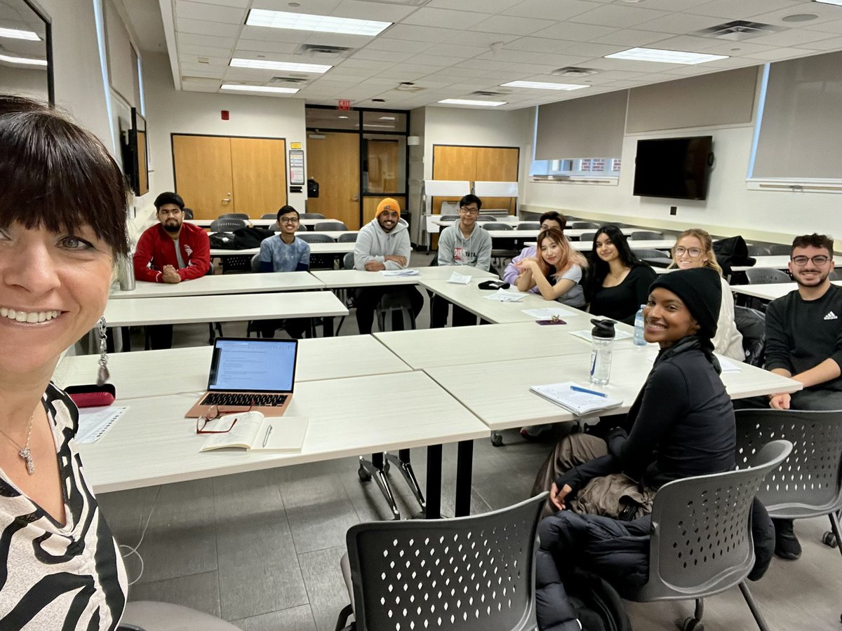 Assignment presentations in round table format/meeting style. Everyone is smiling! So proud of my students‘ work!!! #proudprof #endofsemester @humbercollege @HumberLakeshore