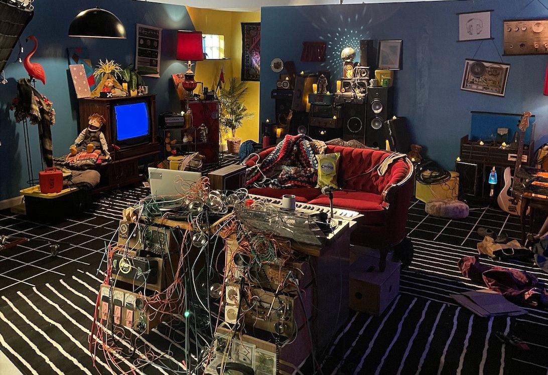 Moi & Dave (@moietdave) on Twitter photo La saison 2 de Zik est en tournage cette semaine, et il nous fait grand plaisir de retrouver les studios d’AstroLab Studios Inc. et le mythique appartement de <a href="/Mcayenneclub/">Mehdi Cayenne</a>!
Parcourez les photos pour constater l'évolution du décor de #Zik2 🎨 @GMTFOcanada
#membresAPFC La saison 2 de Zik est en tournage cette semaine, et il nous fait grand plaisir de retrouver les studios d’AstroLab Studios Inc. et le mythique appartement de <a href="/Mcayenneclub/">Mehdi Cayenne</a>!
Parcourez les photos pour constater l'évolution du décor de #Zik2 🎨 @GMTFOcanada
#membresAPFC