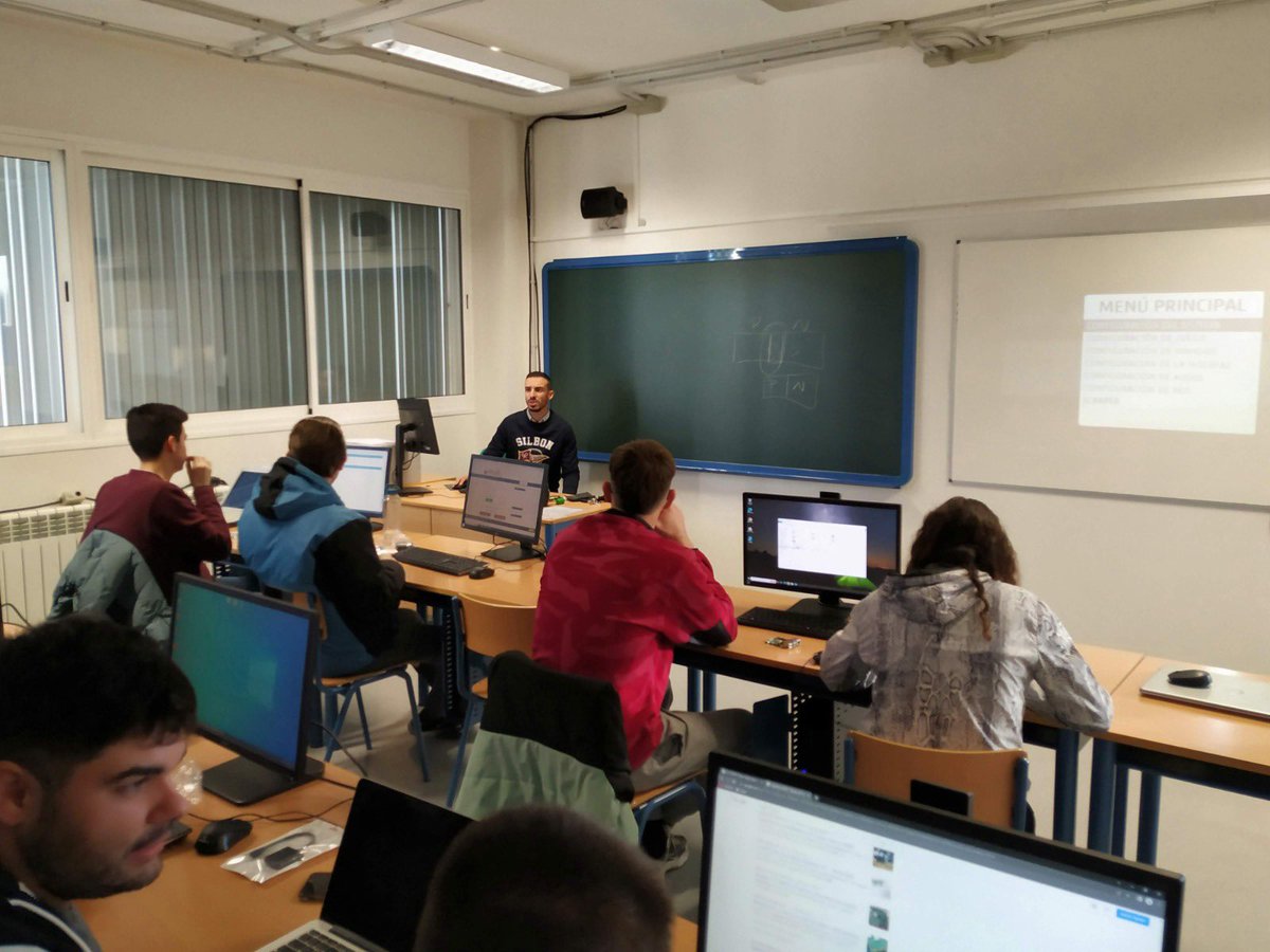 IESFernandoIII's tweet photo. profesionales y la empleabilidad del alumnado que cursa proyectos de Formación Profesional dual en el primer trimestre del curso escolar 2022-2023 mediante la colaboración de los sectores productivos. #martos @Alianzafpdual @FPAndaluza @IESFernandoIII https://t.co/DZWn7e2yhZ
