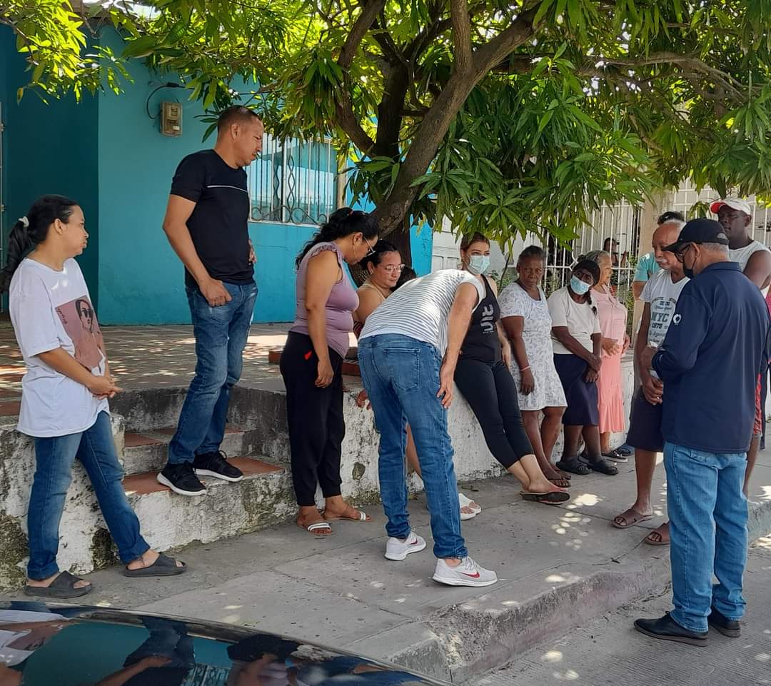 JairfalsS's tweet photo. Reunidos con la delegación de la oficina @ADI_BQUILLA en el barrio los olivos 1ra etapa, donde dimos a conocer la preocupacion que tenemos cada vez que llueve el agua se les mete a sus casas. @zabaraing @alfrecarbonell https://t.co/5PYA3XPVl3