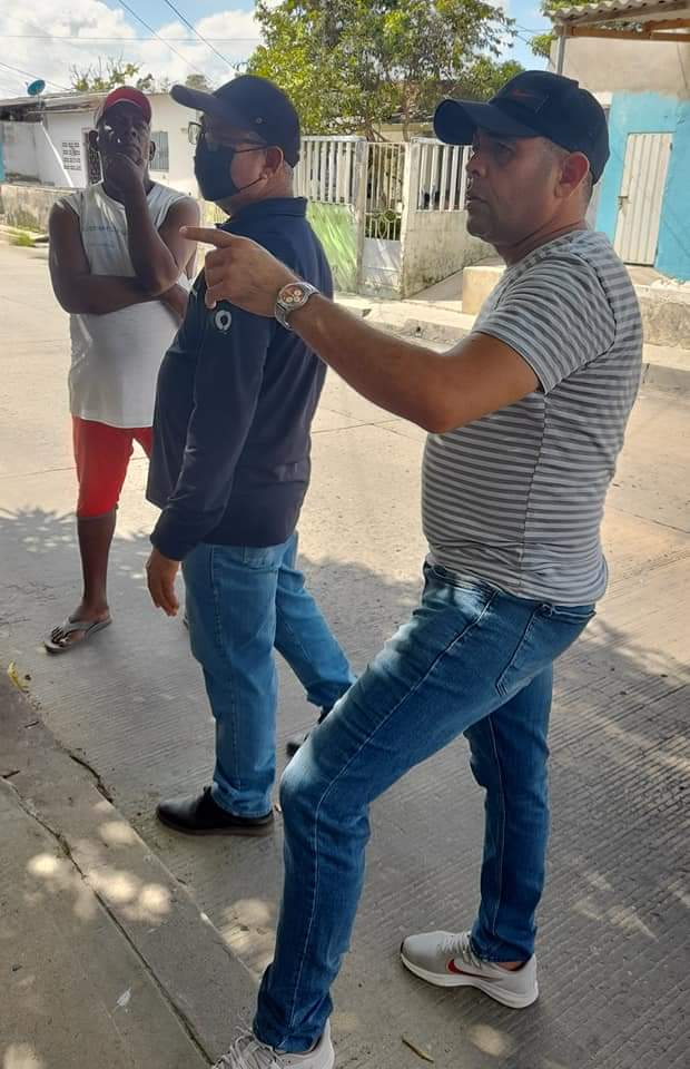 JairfalsS's tweet photo. Reunidos con la delegación de la oficina @ADI_BQUILLA en el barrio los olivos 1ra etapa, donde dimos a conocer la preocupacion que tenemos cada vez que llueve el agua se les mete a sus casas. @zabaraing @alfrecarbonell https://t.co/5PYA3XPVl3