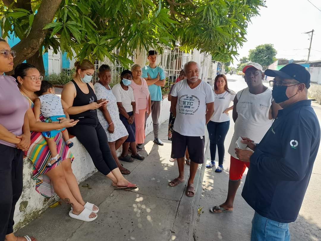 JairfalsS's tweet photo. Reunidos con la delegación de la oficina @ADI_BQUILLA en el barrio los olivos 1ra etapa, donde dimos a conocer la preocupacion que tenemos cada vez que llueve el agua se les mete a sus casas. @zabaraing @alfrecarbonell https://t.co/5PYA3XPVl3