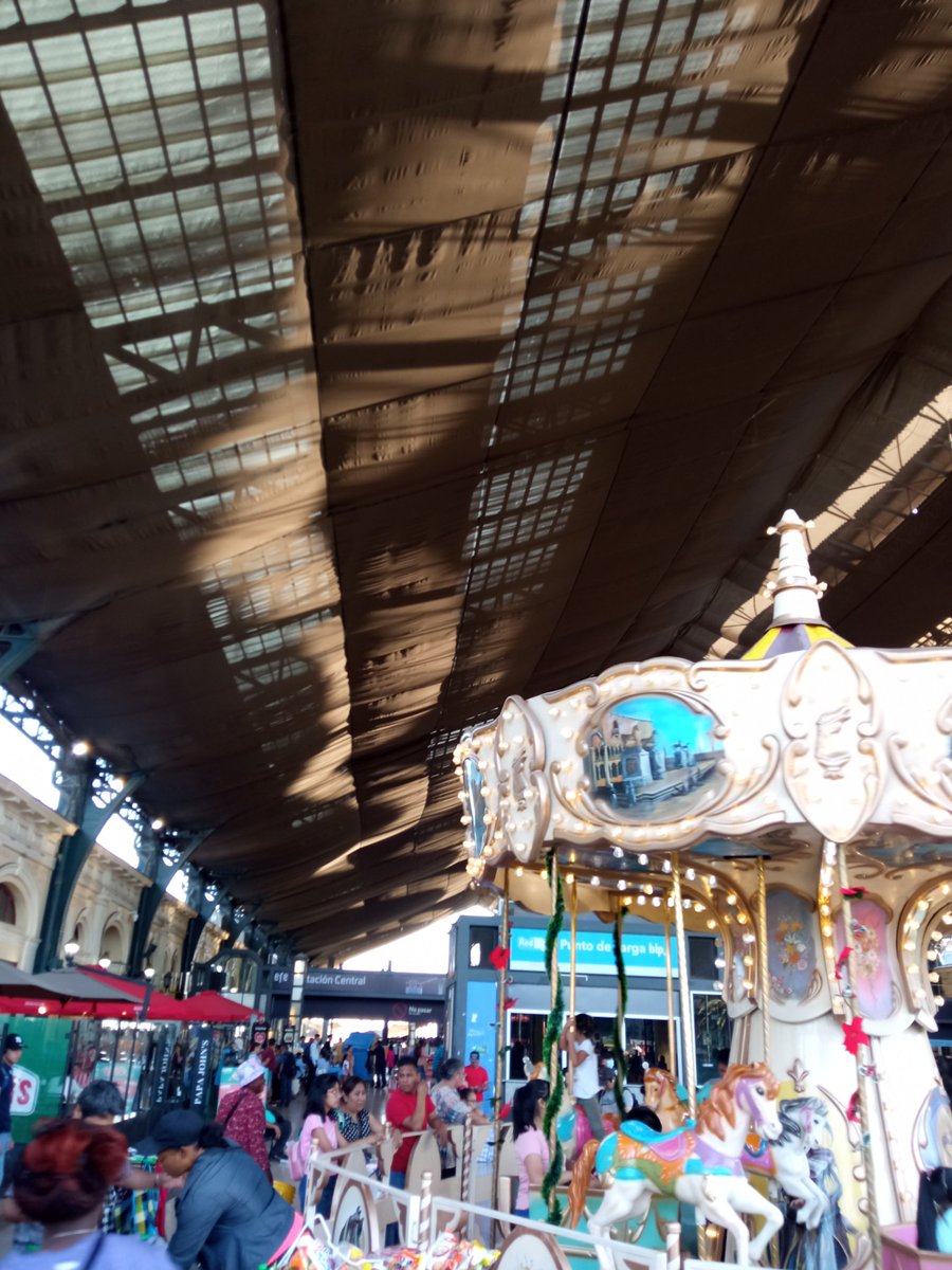 maldeeeE's tweet photo. La ordinariez para grande se supone la atracción es el techo de Eiffel. #EstacionCentral https://t.co/H0Ucrqw8WV