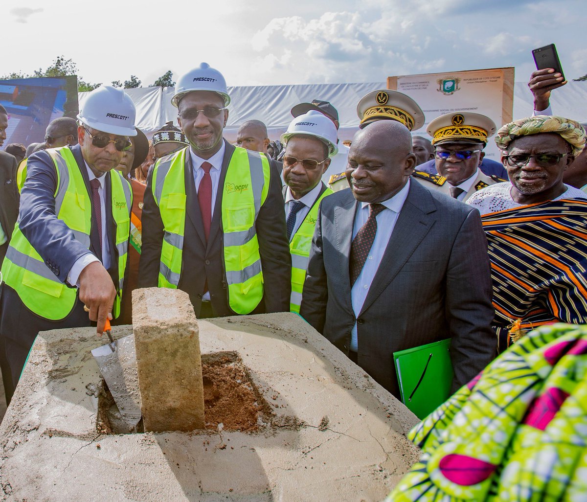 Cheickyvhane's tweet photo. #CIV225 @ACHIPatrick4 lance officiellement à Yakassé-Attobrou les travaux de construction de 40 marchés de proximité d'un coût de 6,2 milliards de FCFA sur l'ensemble du territoire. Première phase d'un total de 155 marchés de proximité d'environ 20 milliards de FCFA https://t.co/SfXNE5eW47
