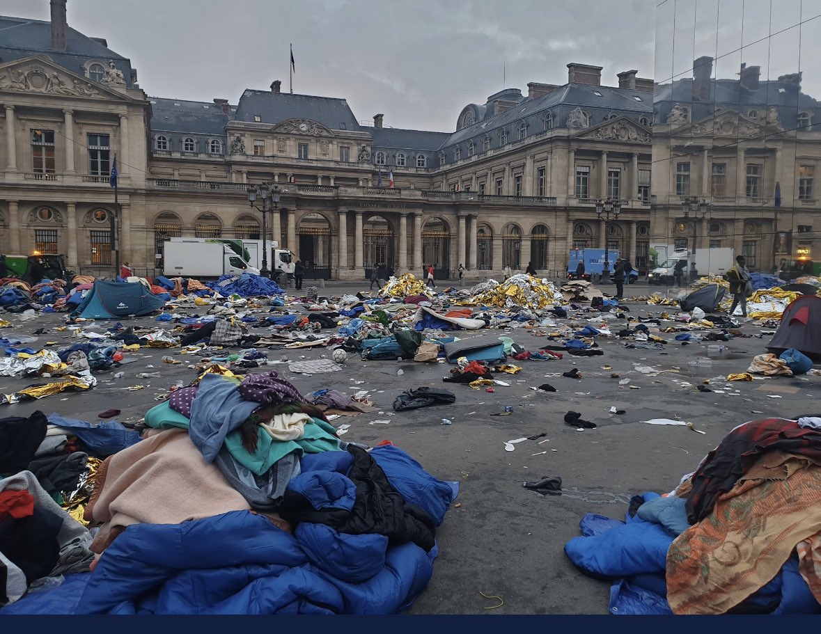 thib_francois's tweet photo. Tous ces « mineurs » qui veulent devenir Français semblent déjà tellement respecter notre pays … Photo après leur squat à Paris  😡 https://t.co/16UOeJGe4i
