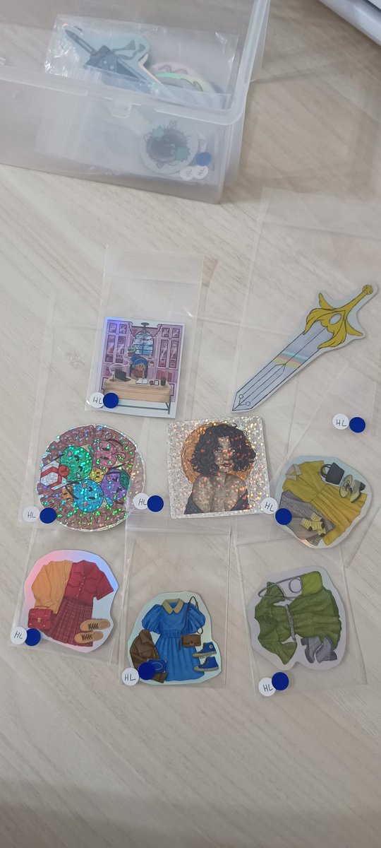 maribrusetti's tweet photo. @llmyarts Eu sou a Mari, desenho mulheres e algumas fanarts. Fico muito mais no instagram do que aqui, mas quem quiser me seguir, é https://t.co/V1l8BUPIzO e acabei de lançar essa cartela de adesivos de Wandinha ❤️ https://t.co/D9377mLJ1C