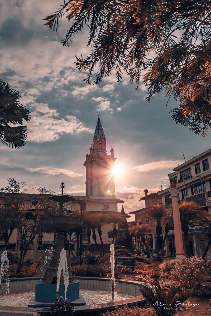 “Zaruma, un pueblo mágico bañado por el ocaso y de belleza sin par” 💛💚💛❤️💛