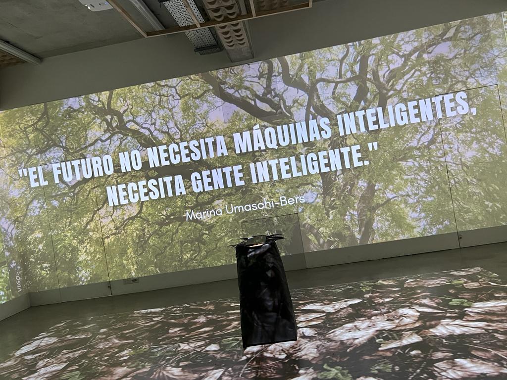 piscitelli's tweet photo. Luego de una larga y enrevesada cursada centrada en #otherbeings los 4 equipos de @EscenariosUdeSA mostraron hoy sus trabajos finales en la sala inmersiva. Proyectos impactantes, con una narrativa punzante y grados de perfomance variados pero siempre llamativos #colapsosocial https://t.co/T4JzqX8pw4