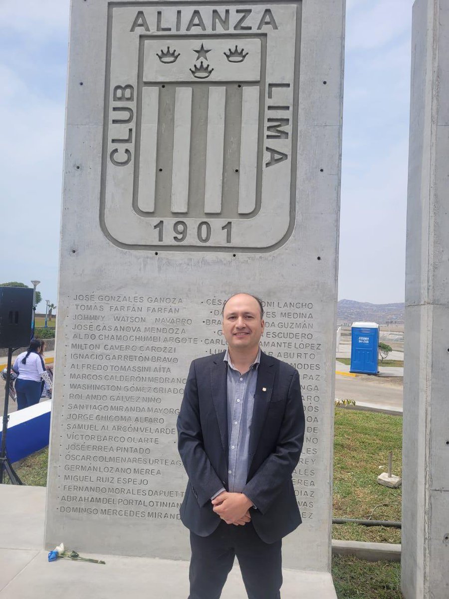 CSDColoColo's tweet photo. Nuestro hermanos de @ClubALoficial inauguraron el Parque de la Memoria Blanquiazul en homenaje a los mártires de la tragedia del 8 de diciembre de 1987. 

En el lugar se hizo presente @ejvalladares representando al CSD Colo-Colo, para reafirmar el vínculo entre ambas escuadras 🏁 https://t.co/mWWpqPPmFq