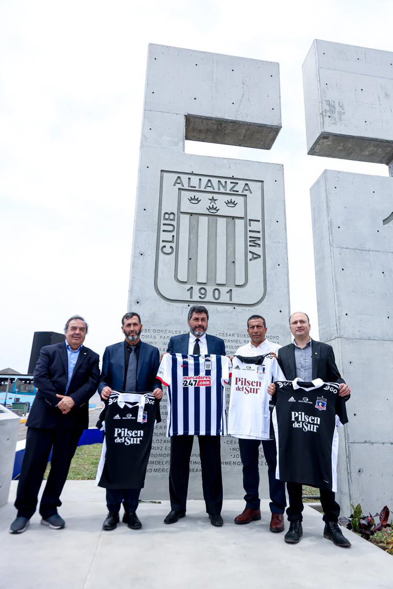 CSDColoColo's tweet photo. Nuestro hermanos de @ClubALoficial inauguraron el Parque de la Memoria Blanquiazul en homenaje a los mártires de la tragedia del 8 de diciembre de 1987. 

En el lugar se hizo presente @ejvalladares representando al CSD Colo-Colo, para reafirmar el vínculo entre ambas escuadras 🏁 https://t.co/mWWpqPPmFq