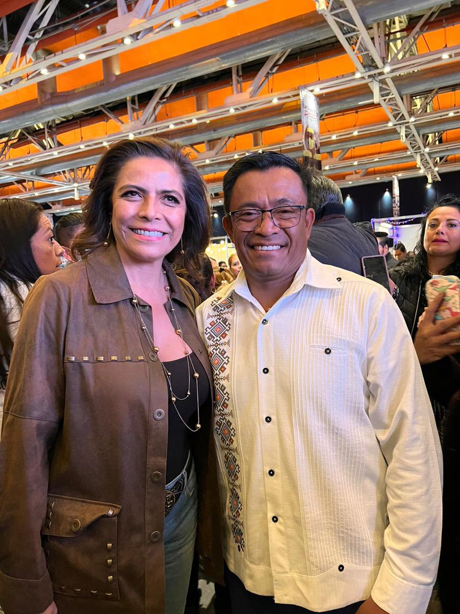 edgargarmendia2's tweet photo. ✅#Impulso Ven a la #ExpoNavidad #OrgulloPuebla 2022 ➕de 200 expositores de 60 municipios, ofrecen en el Centro de Convenciones, ➕ de 600 productos: miel, café, nochebuena, botanas y artesanías, gracias a esta iniciativa del gobernador @MBarbosaMX 
#CompraLocal
#HacemosCamino https://t.co/5KeOf7rnCr