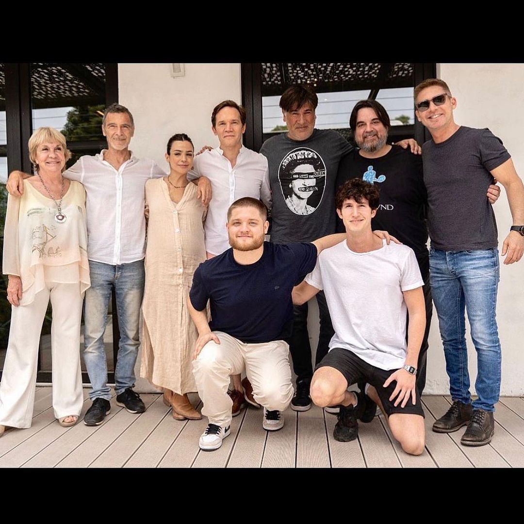 Primer reunión de la obra #Votemos
Misma que  estrenará en abril de 2023  (teatro Metropolitan)

Con: #JuanGilNavarro #AgustinaCherri #MurielSantaAna #CarlosPortaluppi #TomasKirzner #GustavoGarzon #VirginaLago #AlanDaicz

Producción  <a href="/ElchuecoSuar/">Adrián Suar</a>
Dirección  #DanielBarone