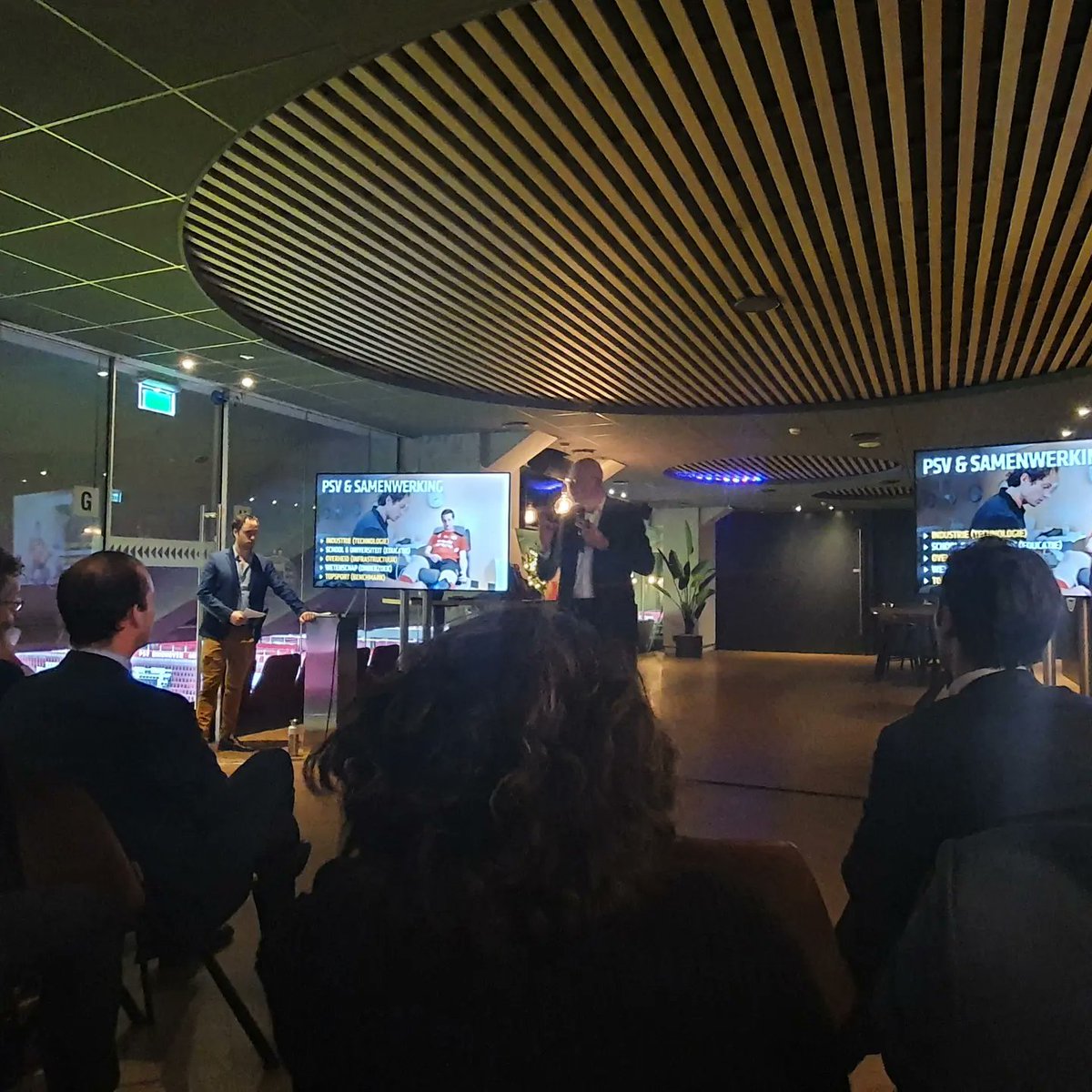Gisteren inspirerende bijeenkomst van BrabantStad @PSVBusiness <a href="/Eindhoven/">Eindhoven</a> met Burgemeesters, wethouders 5 grote Brabantse steden, GS en CdK Brabant. Na een mooie speech van Toon Gerbrands mocht ik als #stadsgezant iets vertellen over #Brainport voor Iedereen en samenwerkingen!
