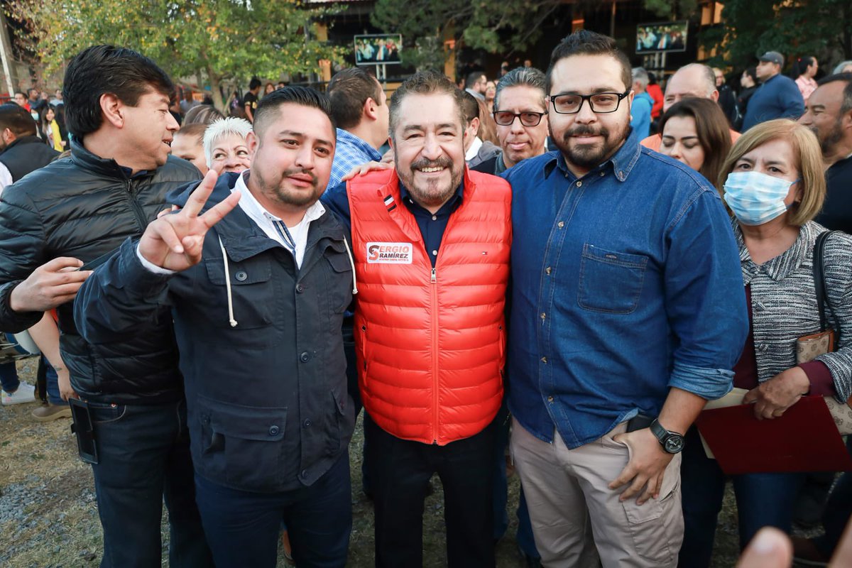 SergioARmzM38's tweet photo. Saludando a mis amigos paramédicos de la Clínica Hospital del Magisterio de #Saltillo #Coahuila, sin duda compañeros que realizan un trabajo de gran importancia en nuestro Hospital.

#VotaNaranja 🟠
#UnidosSomosMásFuertes 🤝 https://t.co/RYsEdYPRWx
