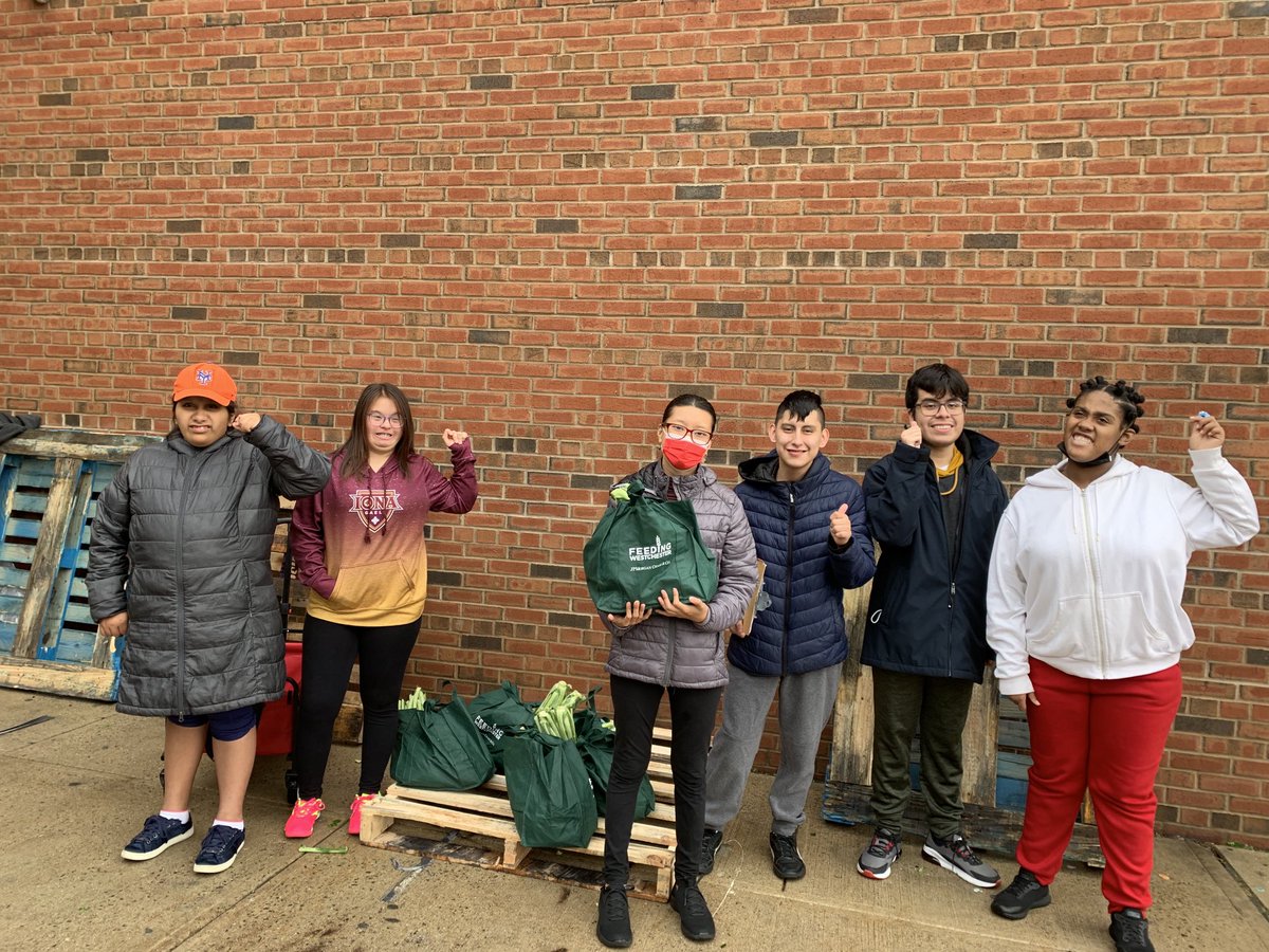 PatriciaGuerin6's tweet photo. 235 bags of fresh food disappear Magic spell? No. Magic wand? No. My kids muscles?  YES!!! ⁦@OssiningSup⁩ ⁦@OHSPrincipal3⁩ ⁦@FeedWestchester⁩ ⁦@UnitedWayWP⁩ ⁦@KimberlyMauri10⁩ ⁦@OssiningSchools⁩ https://t.co/5wOP6sWoVF