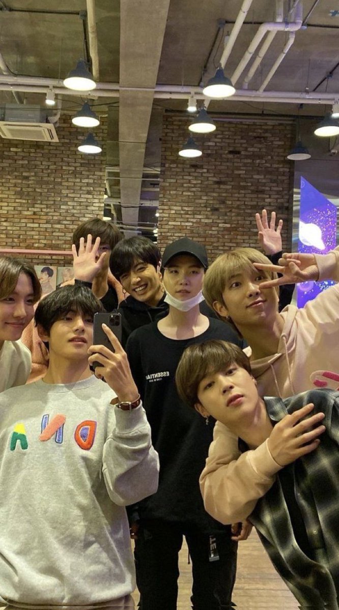 DitteVeronica's tweet photo. I’m making this thread cuz I have almost no space left on my phone and I really need some more space, so enjoy some random @BTS_twt photos🥰 https://t.co/Y3zTnyQZdv