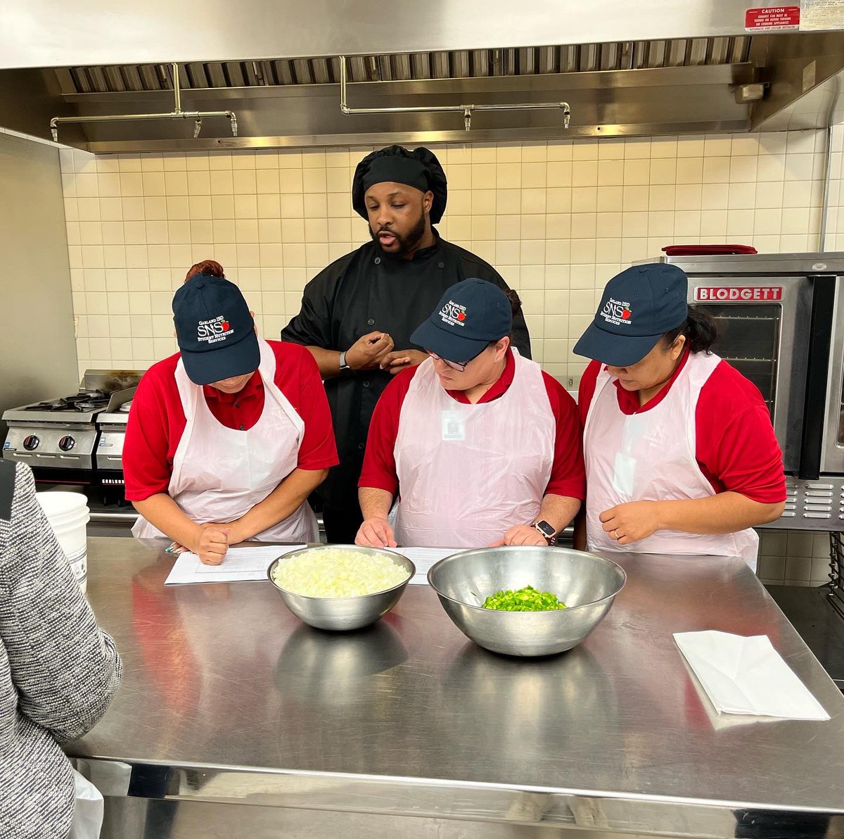 gisdnutrition's tweet photo. Chef Kevin lead our first hands-on new hire culinary training class yesterday!
Come join our team, meet #ChefKevin and #serveupsmiles!
https://t.co/vLnT5RrYvk
#WeareGISD #schoollunchheroes #lunchlady #lunchlad https://t.co/O7njqg9lR2
