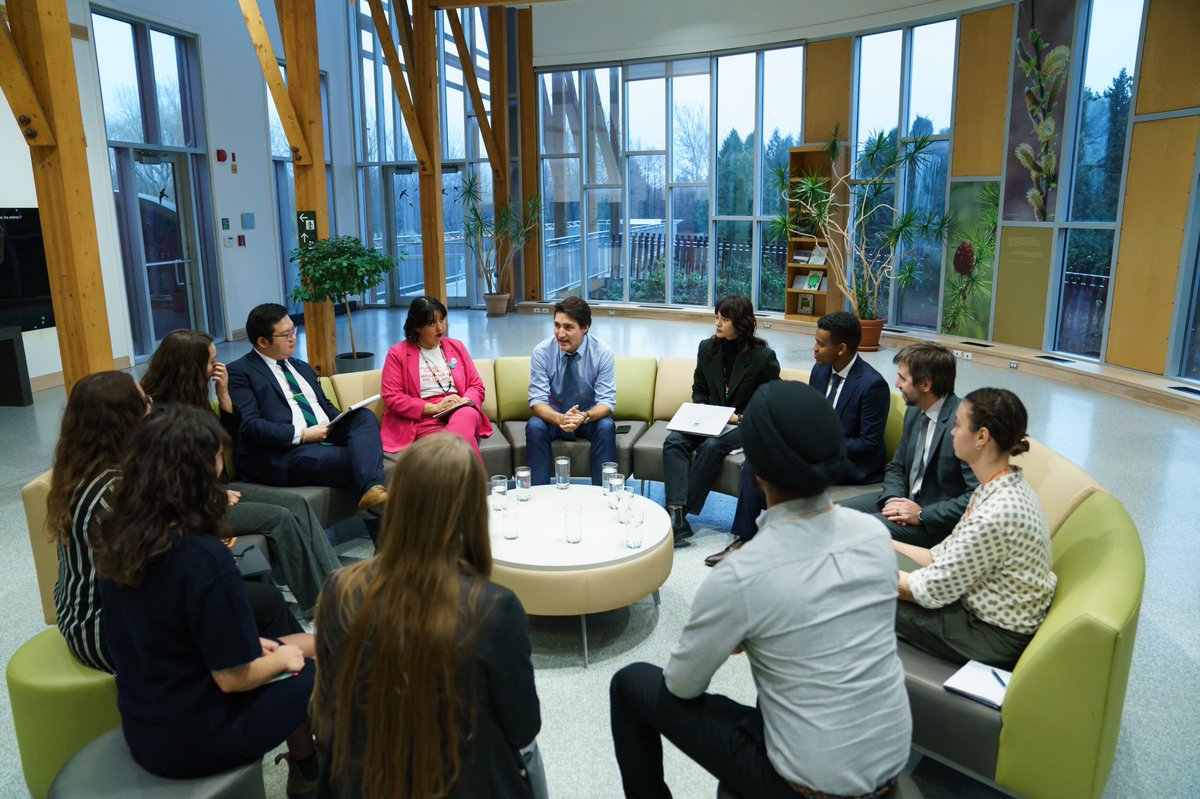 JustinTrudeau's tweet image. C’est clair que ce sont les jeunes qui devront porter le poids des changements climatiques &amp;amp; de la perte de biodiversité. Mais ils n’ont pas à relever ces défis seuls. Aujourd’hui, on a parlé avec le Conseil jeunesse d’@EnvironnementCA de la façon de continuer à avancer ensemble.