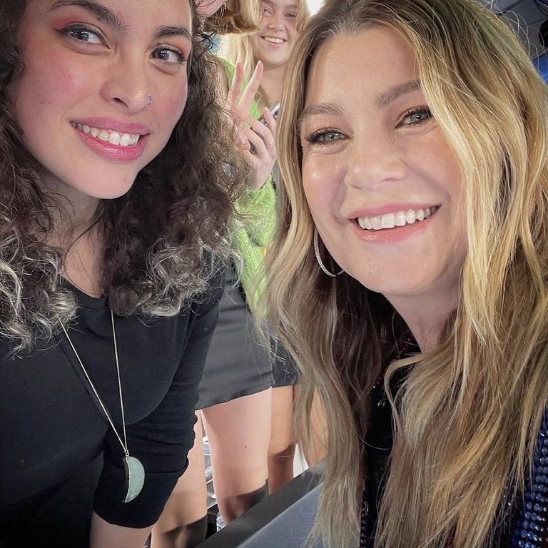 PompeoLatest's tweet photo. Ellen with fans at the #PCAs  last night https://t.co/6mVJgXo45E