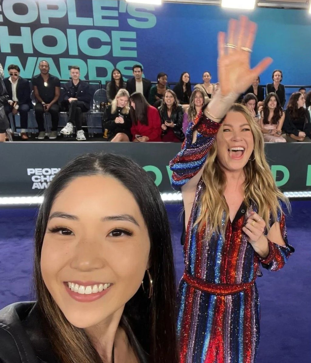 PompeoLatest's tweet photo. Ellen with fans at the #PCAs  last night https://t.co/6mVJgXo45E