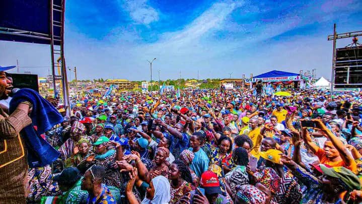 AtikuMedia's tweet photo. If patriotism is a person, @atiku would be that person.

Nigerians commend His Excellencies #AtikuOkowa for their zeal to #Rescue and #RecoverNigeria from the APC. This zeal is second to none.

As One ☝️ We Shall Win The 2023 Polls.

Vote 🗳️ PDP. 

#Recovery2023 #AtikuOkowa2023 https://t.co/O4134VeJMj