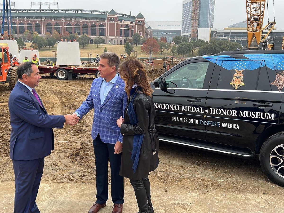 ntxford's tweet photo. We are so honored to contribute this brand new #expedition to the @MohMuseum . This ride helped pick up #medalofhonor recipients who came to #arlingtontx for the @dallascowboys #salutetoservice game! ๐๏ธ
#NTXFord #Ford #MOHMuseum https://t.co/hK99hiX1eD