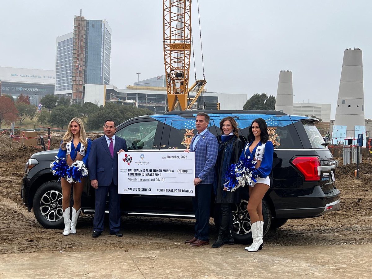 ntxford's tweet photo. We are so honored to contribute this brand new #expedition to the @MohMuseum . This ride helped pick up #medalofhonor recipients who came to #arlingtontx for the @dallascowboys #salutetoservice game! ๐๏ธ
#NTXFord #Ford #MOHMuseum https://t.co/hK99hiX1eD