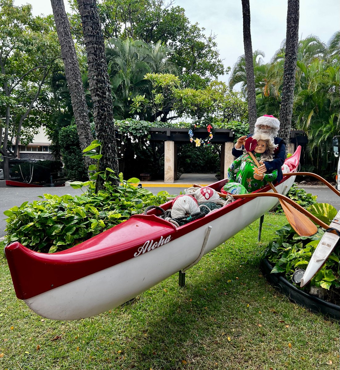 SuzanneNakano's tweet photo. This is #Hawaii #Santa practicing his #canoe #paddling. #Hawaiian #MerryChristmas #aloha #livealoha #givealoha #paradise https://t.co/RM7e0yDZ5X