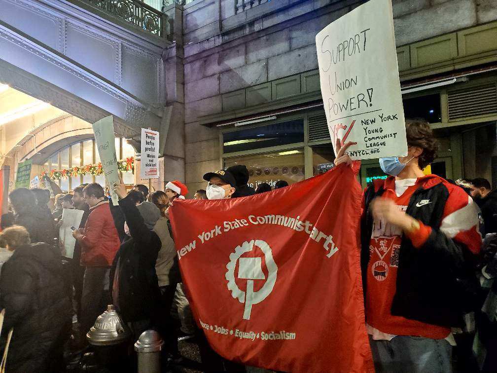CpusaB's tweet photo. Anywhere there is a worker struggle you can find the Communist party. We are out here supporting the railroad workers in their fight for sick days and the right to strike! https://t.co/ktSVKBfxgf